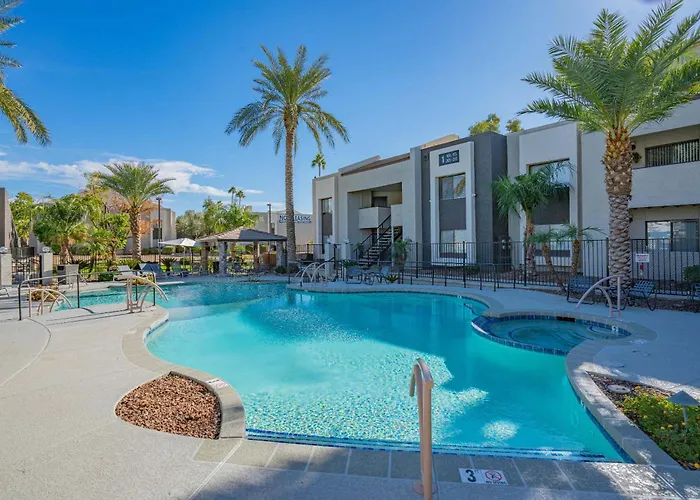 Prime Location Pool Gym Balcony Parking Washer And Dryer Apartment *