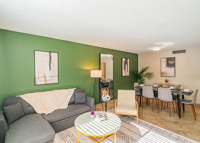 Prime Location Pool Gym Balcony Parking Washer And Dryer Apartment