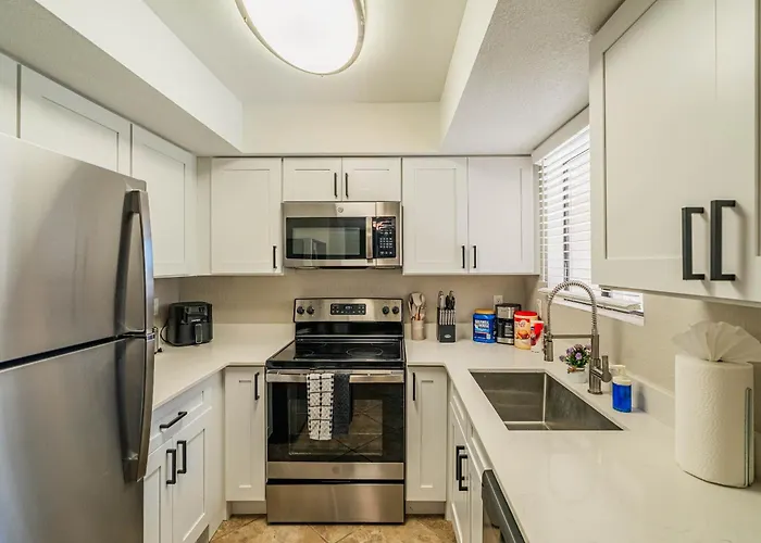 Apartment Prime Location Pool Gym Balcony Parking Washer And Dryer