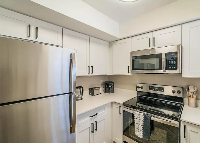 Prime Location Pool Gym Balcony Parking Washer And Dryer Apartment