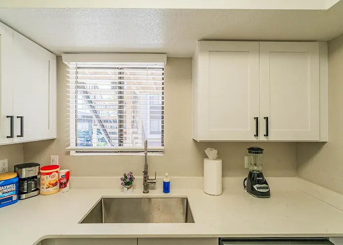 Prime Location Pool Gym Balcony Parking Washer And Dryer * Scottsdale