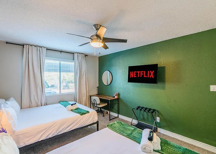 Prime Location Pool Gym Balcony Parking Washer And Dryer Apartment