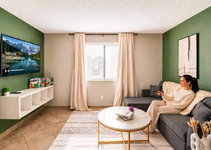 Apartment Prime Location Pool Gym Balcony Parking Washer And Dryer *