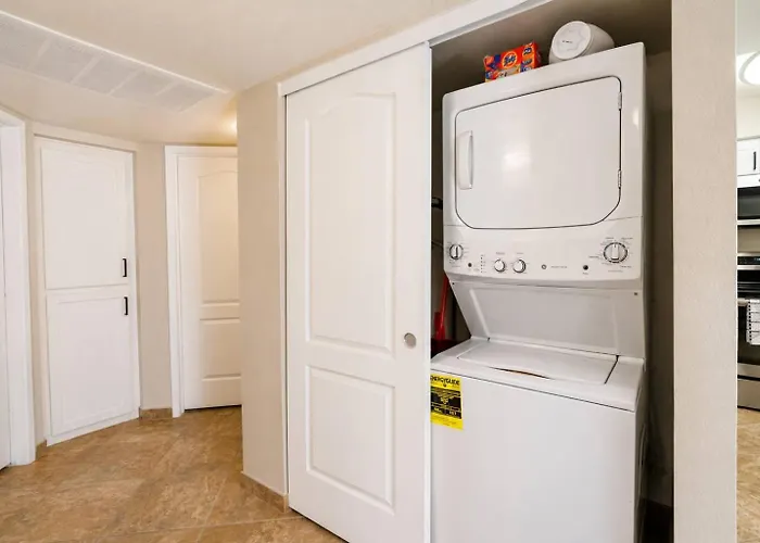 Prime Location Pool Gym Balcony Parking Washer And Dryer *
