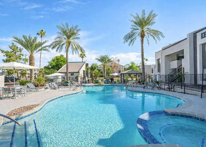 Apartment Prime Location Pool Gym Balcony Parking Washer And Dryer *