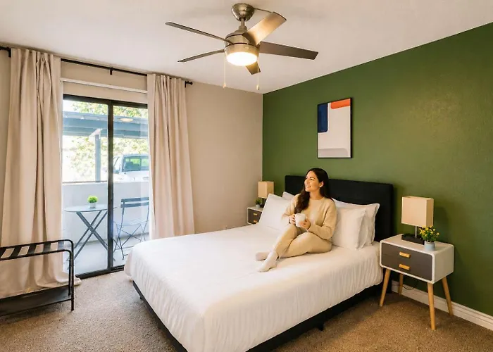 Prime Location Pool Gym Balcony Parking Washer And Dryer * Scottsdale