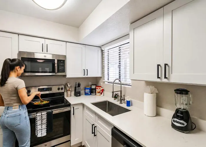 Prime Location Pool Gym Balcony Parking Washer And Dryer Apartment
